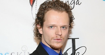 'How I Met Your Mother' star allegedly 'stabbed girlfriend 20 times before trying to flee the country'