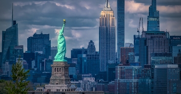 OnlyFans model flashes New York City 'portal' in latest lewd act