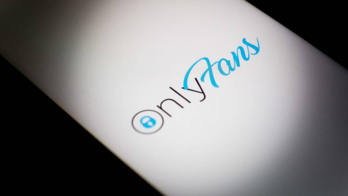 Adult creator accused of 'incest-baiting' after teasing content with her 'dad'