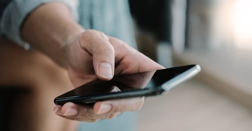 The way you hold your phone and type while texting instantly gives away whether you're a Boomer, Millennial or Gen Z, says TikToker