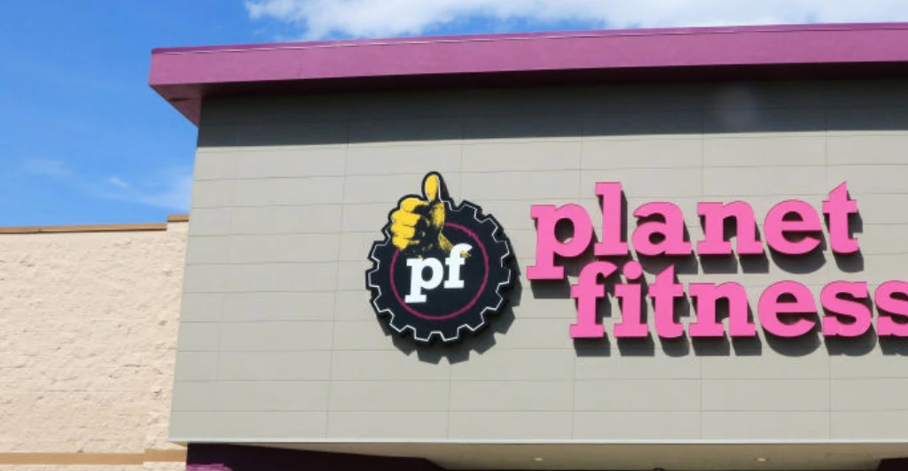 People urge woman to get a restraining order after she confronted man at the gym who allegedly took a photo of her working out