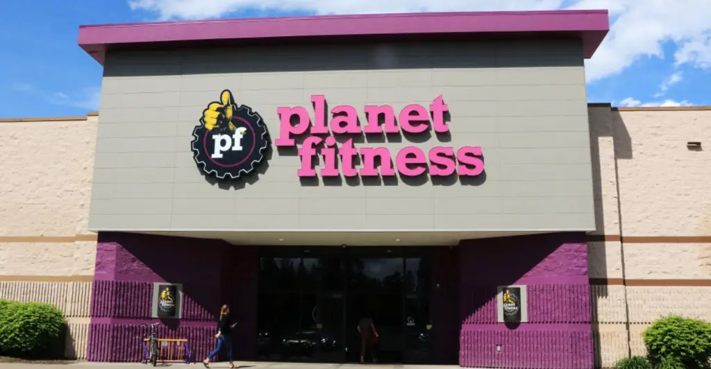 People urge woman to get a restraining order after she confronted man at the gym who allegedly took a photo of her working out