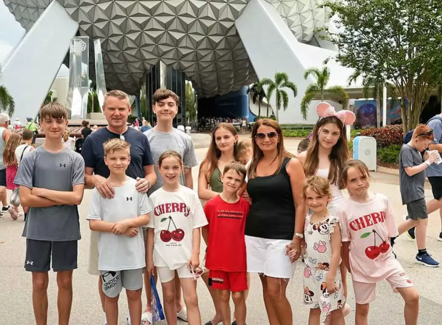 Parents Sue and Noel Radford with 10 of their children and grandchildren. Credit: Instagram / theradfordfamily
