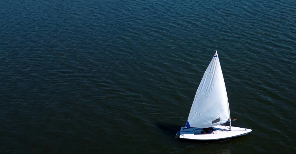 People are seriously concerned for man sailing Pacific Ocean after he showed how he sleeps