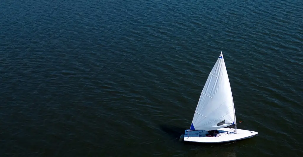 People are seriously concerned for man sailing Pacific Ocean after he showed how he sleeps