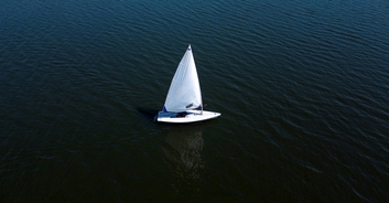 People are seriously concerned for man sailing Pacific Ocean after he showed how he sleeps