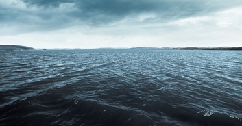 Guy sailing the Pacific Ocean leaves people terrified after showing his exact location on Google Maps