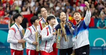 North and South Korea Olympians praised for posing for selfie
