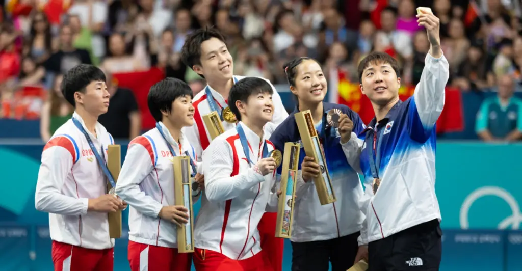 North and South Korea Olympians praised for posing for selfie
