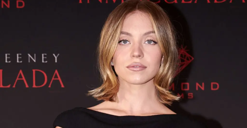 Sydney Sweeney leaves fans speechless with jaw-dropping selfies wearing a bandana as a top