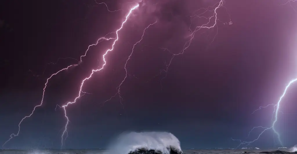 New Jersey man dies after being struck by lightning while trying to get kids off beach