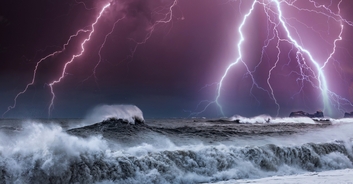 New Jersey man dies after being struck by lightning while trying to get kids off beach
