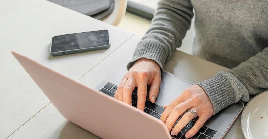 Boss leaves people divided after revealing his response to an employee requesting to work from abroad