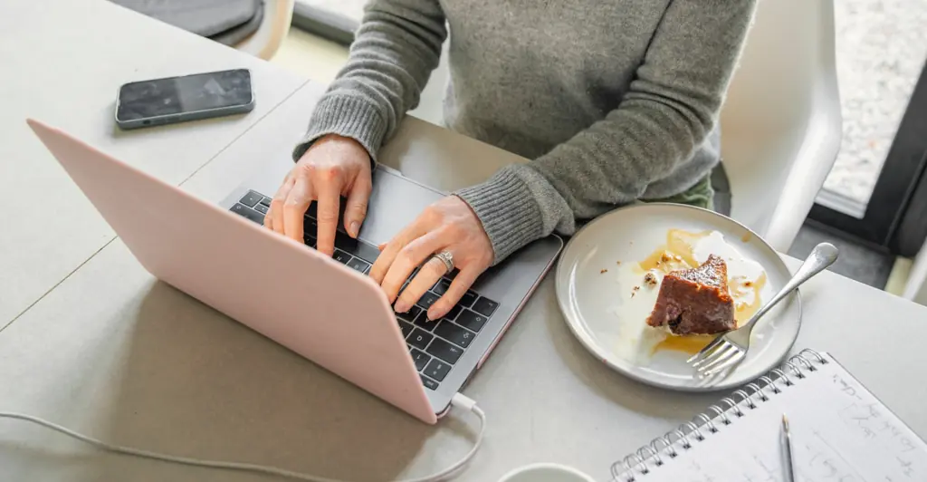 Boss leaves people divided after revealing his response to an employee requesting to work from abroad