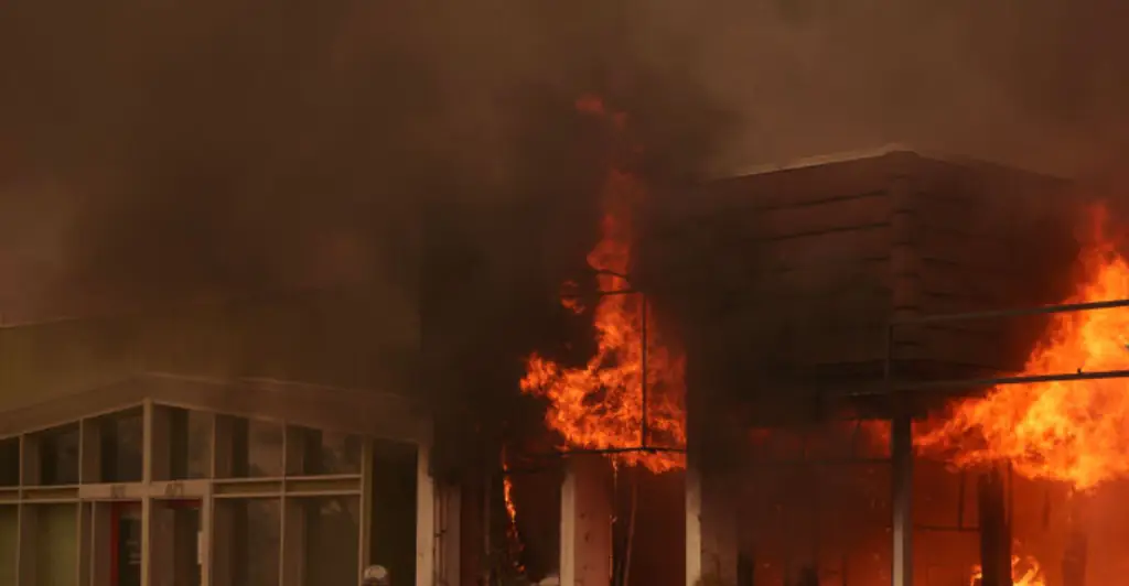 News reporter faces criticism after viewers spot bizarre detail while reporting on deadly Los Angeles wildfires