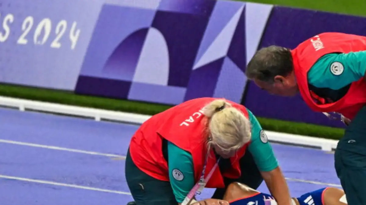 Terrifying moment French Olympics 10,000-meter runner collapses on the ...