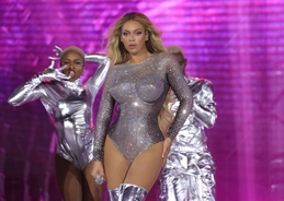 Beyoncé suffers awkward wardrobe malfunction as clothes drop off mid-performance in London