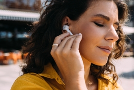 Social media users are alarmed after watching simulation about what's on headphones when you put them in your ears