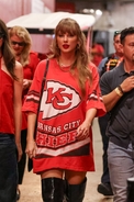 Taylor Swift reacts to fan sign calling her a 'childless cat lady' at Chiefs game