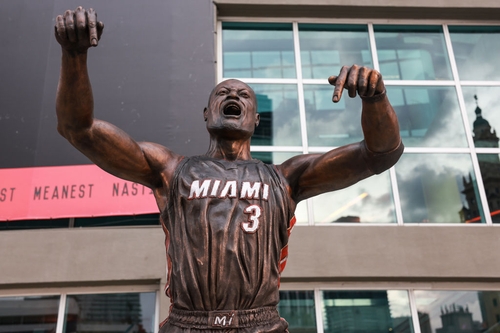 Sculptor who made 'unrecognizable' statue of NBA legend Dwayne Wade speaks out after backlash from fans