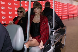 Taylor Swift praised for how she corrected security guard during Chiefs game