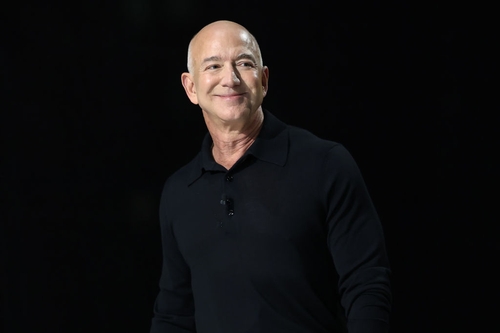 Jeff Bezos shocked an Amazon warehouse worker with his response after she emailed him about her pay