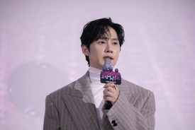 'Squid Game' star Park Sung-hoon comes under fire after accidentally sharing p*rnographic post