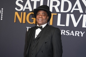 Actor Tracy Morgan removed in wheelchair after he's seen vomiting courtside at Knicks game