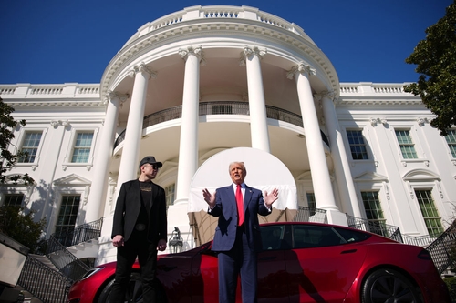 Photographer captures what was written on President Trump's note as he bought Tesla from Elon Musk