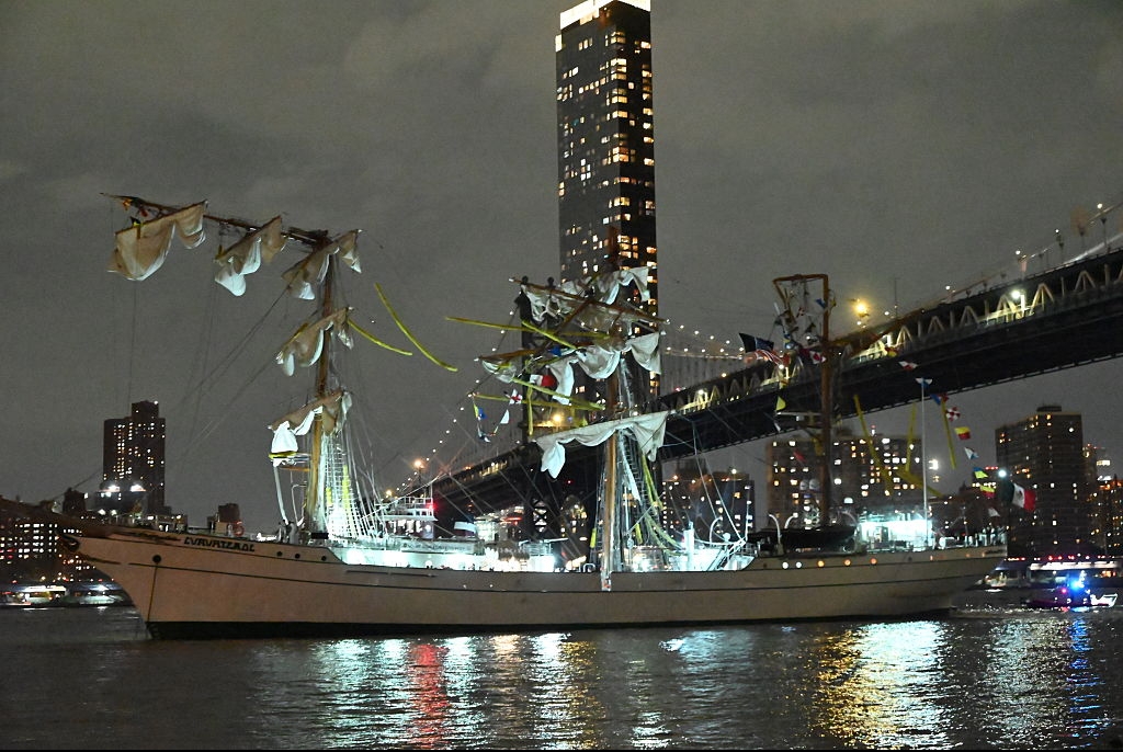 Witnesses capture the moment Mexican ship crashes into Brooklyn Bridge, killing two