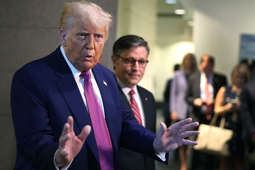 Donald Trump brutally mocked as cameras catch photo he has on phone lock screen