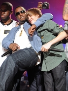 People think resurfaced video shows Diddy checking Justin Bieber for a wire