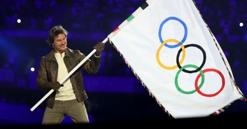 Olympics viewers keep making same complaint about Tom Cruise stunt during closing ceremony