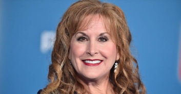 Original Ariel voice actor defends 'The Little Mermaid' remake for changing song lyrics to include consent