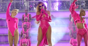 Beyoncé saved from wardrobe malfunction thanks to her quick-thinking backup dancers
