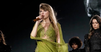 Taylor Swift accidentally swallows a bug in the middle of her concert