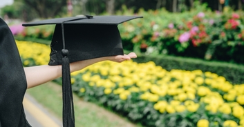 101-year-old veteran finally gets to walk during college graduation ceremony