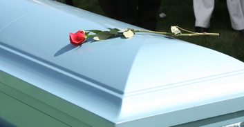 Woman who knocked on her coffin at her own funeral has died a week later