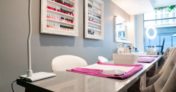 People are roasting man who tried to rob nail salon after attempt goes horribly wrong