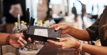 Man sparks argument after refusing to split $4,600 dinner check with birthday girl