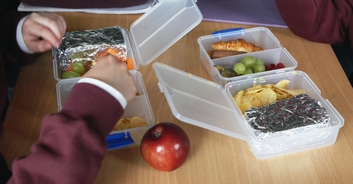 Mom pulls child out of school after receiving note from teacher saying lunchbox is unhealthy