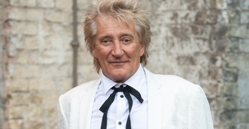 Rod Stewart's 94-year-old sister joins him on stage as he wraps up tour