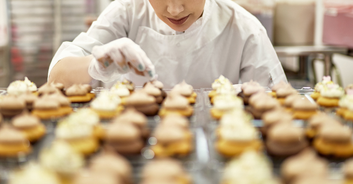 Bakery praised for response to 'well-known celebrity' appearing to offer 'exposure' for free cakes
