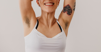 Influencer flooded with praise after proudly displaying body hair