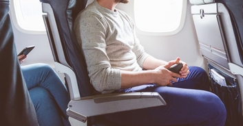 Man praised for refusing to switch seats with elderly couple on plane so they could have more legroom