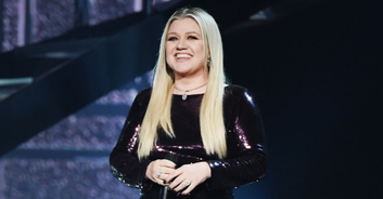 Kelly Clarkson's fans demand to know her 'secrets' as she showcases incredible transformation