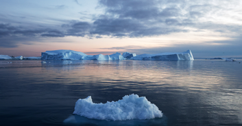 Photographer captures glorious iceberg that has left social media users in stitches: 'It can't be too cold out'