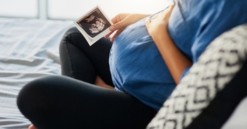 Pregnant woman sparks debate after complaining it took 10 minutes for someone to offer her seat on packed train