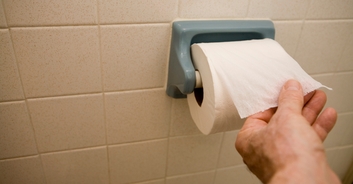 People are urging woman to leave her boyfriend because he refuses to use toilet paper