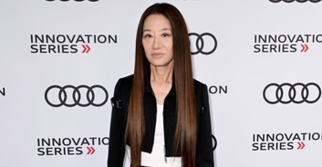 Fans think Vera Wang and her two daughters look like 'triplets' in new Christmas post